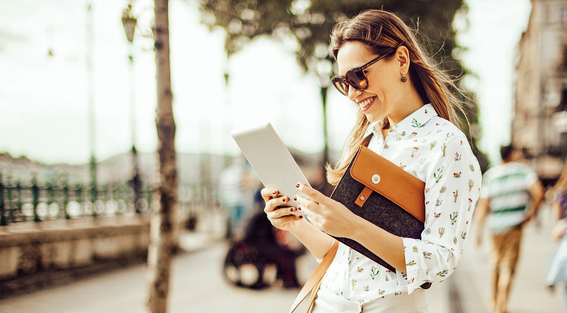 Women with ipad Women with ipad