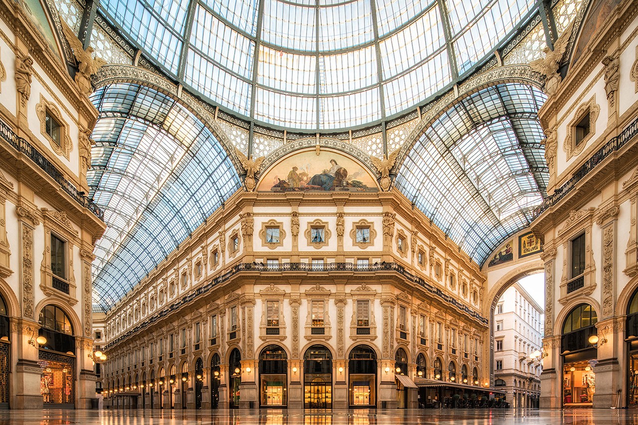 Bâtiment artistique à Milan vu de l'intérieur 
